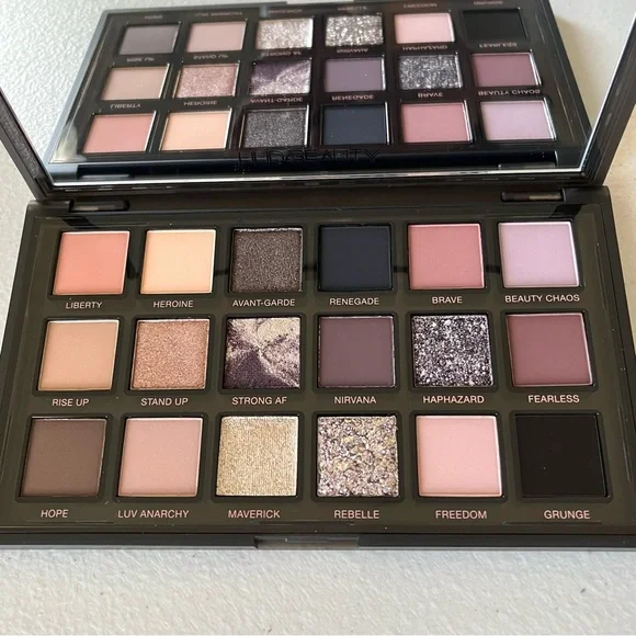 NEW Huda Beauty Pretty Grunge Eyeshadow Palette *New & Unused* - Picture 2 of 14